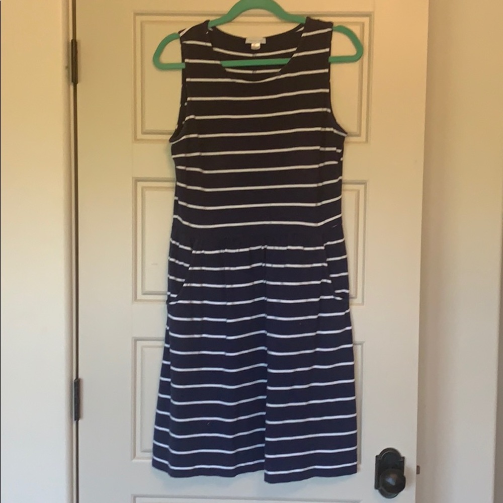 Classic knit dress with pockets!